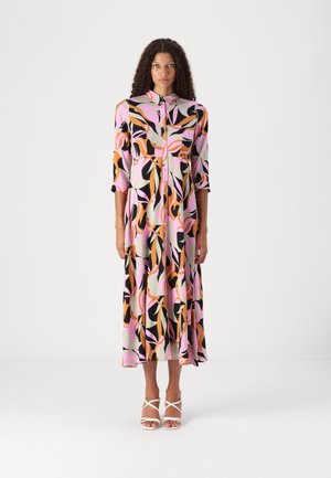 Robe longue à boutons avec un motif de feuilles tourbillonnantes en rose, orange, noir et crème. Fabriquée en tissu lisse, avec des manches trois-quarts.