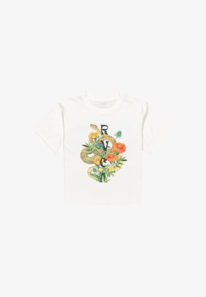 Biely krátky rukáv triko s centrálnym dizajnom, na ktorom sú kvety a had obklopujúce písmená "RVCA." Bavlnená látka.