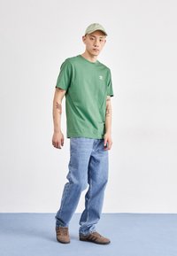 adidas Originals TREFOIL ESSENTIALS - Triko s potiskem - preloved green