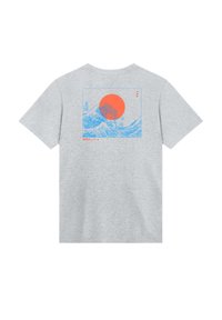 Gray cotton t-shirt featuring a blue wave graphic and a large orange sun on the back, with Japanese text beneath the design.