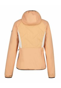 Chaqueta aislante de color melocotón con capucha, inserciones laterales blancas, textura acolchada diagonal en la parte trasera y puños elásticos.