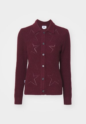 Burgunderfarbener Strickcardigan mit kragenähnlichem Ausschnitt, Knopfverschluss und in den Stoff geschnittenen Sternmustern. Rippbündchen und Saum sorgen für Textur.