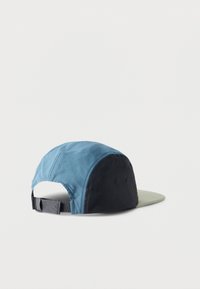 Μπλε και μαύρο καπέλο πέντε πάνελ με ρυθμιζόμενο μαύρο λουράκι και ανοιχτό γκρι επίπεδη γείσο, σε προβολή από πίσω σε λευκό φόντο.