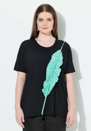 Zwarte korte mouwen t-shirt met een gerimpeld turkoois bladontwerp op de voorkant, met een ronde halslijn en een ontspannen pasvorm.
