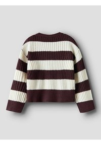 Maglione a righe con colori alternati bordeaux e bianco sporco, caratterizzato da una texture a costine, collo rotondo e lunghezza corta.