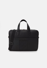 Zwarte leren aktetas met textuuraccenten, dubbele handgrepen, afneembare schouderband en ritssluiting met een gemarkeerde plaque.