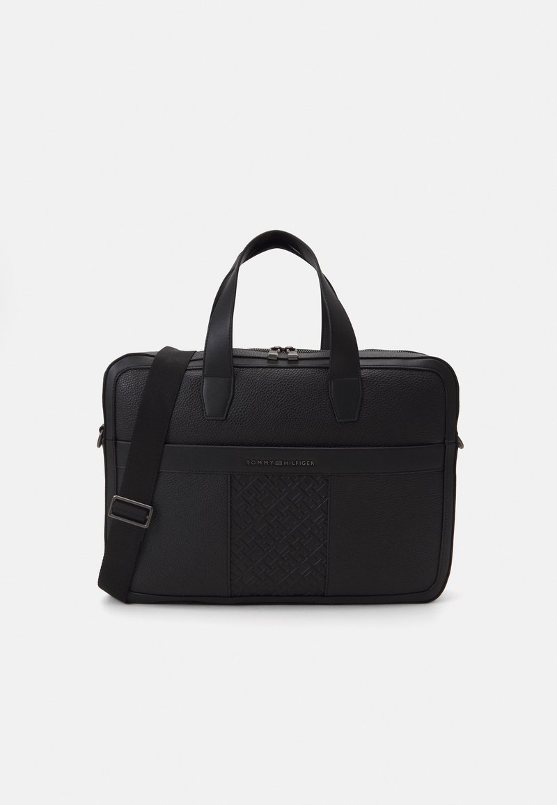 Zwarte leren aktetas met textuuraccenten, dubbele handgrepen, afneembare schouderband en ritssluiting met een gemarkeerde plaque.