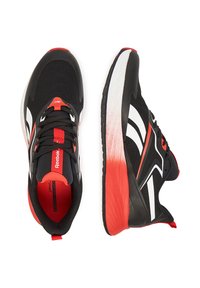 Melni sporta apavi ar baltām un sarkanām akcentiem. Acu auduma augšdaļa, mīksts apkakle, auklu aizdare un teksturēts gumijas zole.