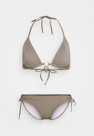 Bikini set v taupe barvě, obsahující trojúhelníkový top se zlatými detaily a perlovým zdobením, nastavitelné tkanice a odpovídající nízké kalhotky s bočními tkanicemi.