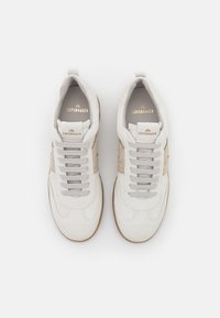 Weiße Wildleder-Sneaker mit beigen Akzenten, runder Zehenpartie, flachen Schnürsenkeln und einer Gummisohle. "COPENHAGEN" in Gold auf der Zunge aufgedruckt.
