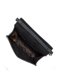 Sac à main en suede noir avec une bandoulière grise, fermeture éclair, et un intérieur doublé en tissu comportant plusieurs compartiments et un motif logo subtil.