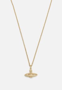 Kultainen ketjukoru, jossa on pieni koristeellinen riipus, joka on muotoiltu planeetaksi renkaineen ja päällä ristikuvio.