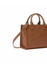 Borsa a mano in pelle marrone con superficie testurizzata, con una stampa che recita "Sognando Saint Barth", manici corti e una lunga tracolla removibile.