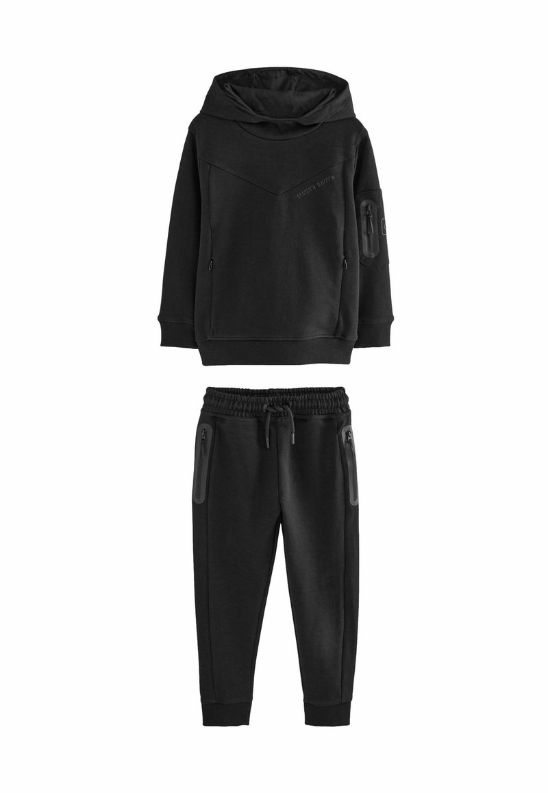 Sæt bestående af sort hoodie og sweatpants lavet af blødt stof, med høj krave, lynlåslommer og ribbede manchetter for en tæt pasform.