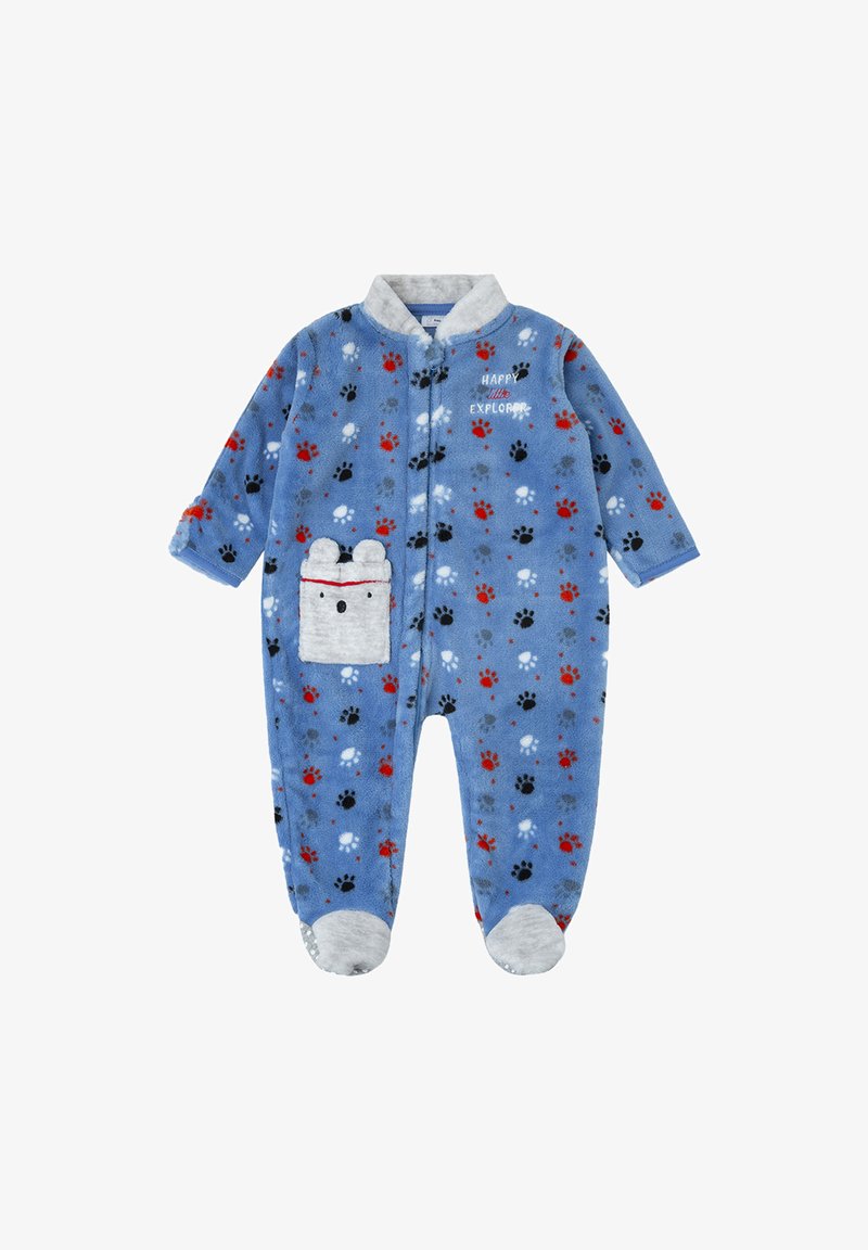 Pijama de forro polar azul con estampado de huellas en rojo, negro y blanco. Cuenta con un cuello gris, cierre frontal y un bolsillo en forma de oso.