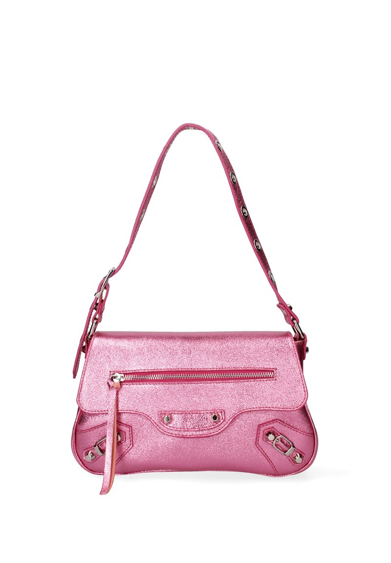 Pochette metallica rosa con un design piatto, dotata di zip superiore, borchie decorative e una tracolla regolabile con accenti circolari.