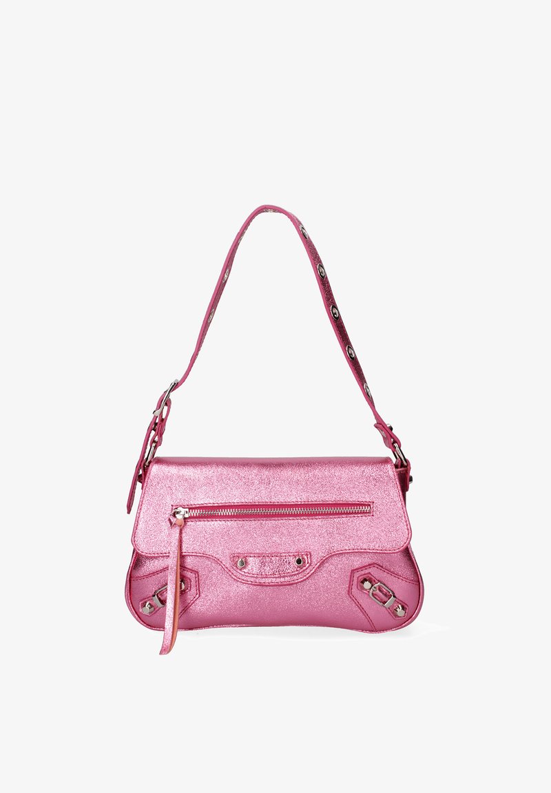 Pochette metallica rosa con un design piatto, dotata di zip superiore, borchie decorative e una tracolla regolabile con accenti circolari.