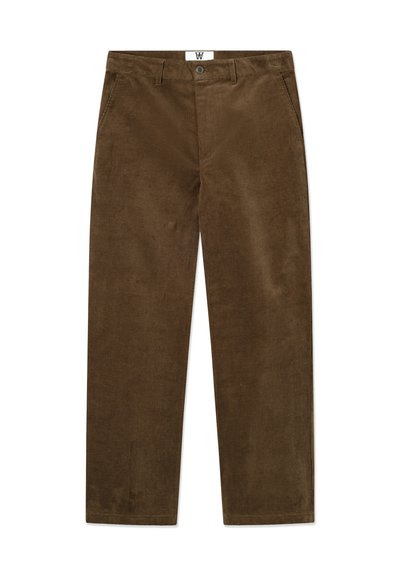 Pantalon en velours côtelé brun avec une coupe droite, doté d'une fermeture à bouton et de poches latérales. Texture douce avec un motif côtelé visible.