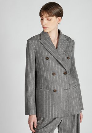 Blazer grigio doppiopetto con sottili righe bianche. Presenta rever a punta, due tasche frontali e bottoni marroni. Vestibilità tailored.
