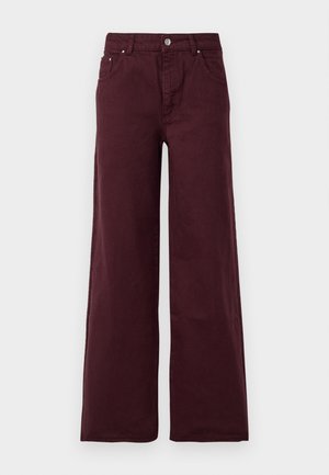 Burgunderfarbene Schlagjeans mit hoher Taille, Metallknopfverschluss, Fronttaschen und einem glatten, leicht strukturierten Stoff.