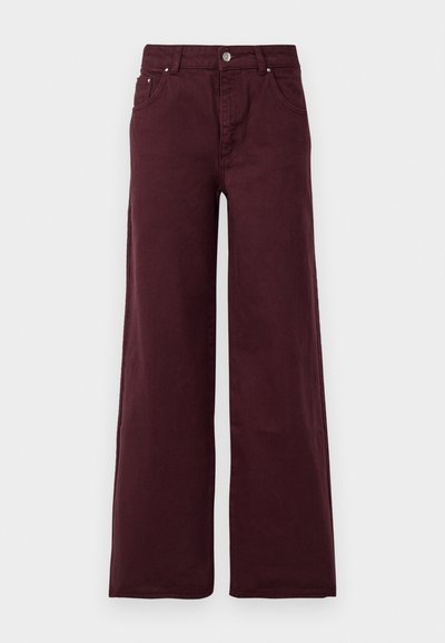 Bordo široki traper hlače z visokim pasom, kovinskim gumbom za zapiranje, sprednjimi žepi in gladkim, rahlo teksturiranim materialom.