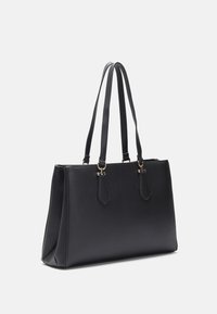 Borsa tote in pelle nera con due manici lunghi, forma strutturata, texture a pietra, dettagli in oro e design minimalista.
