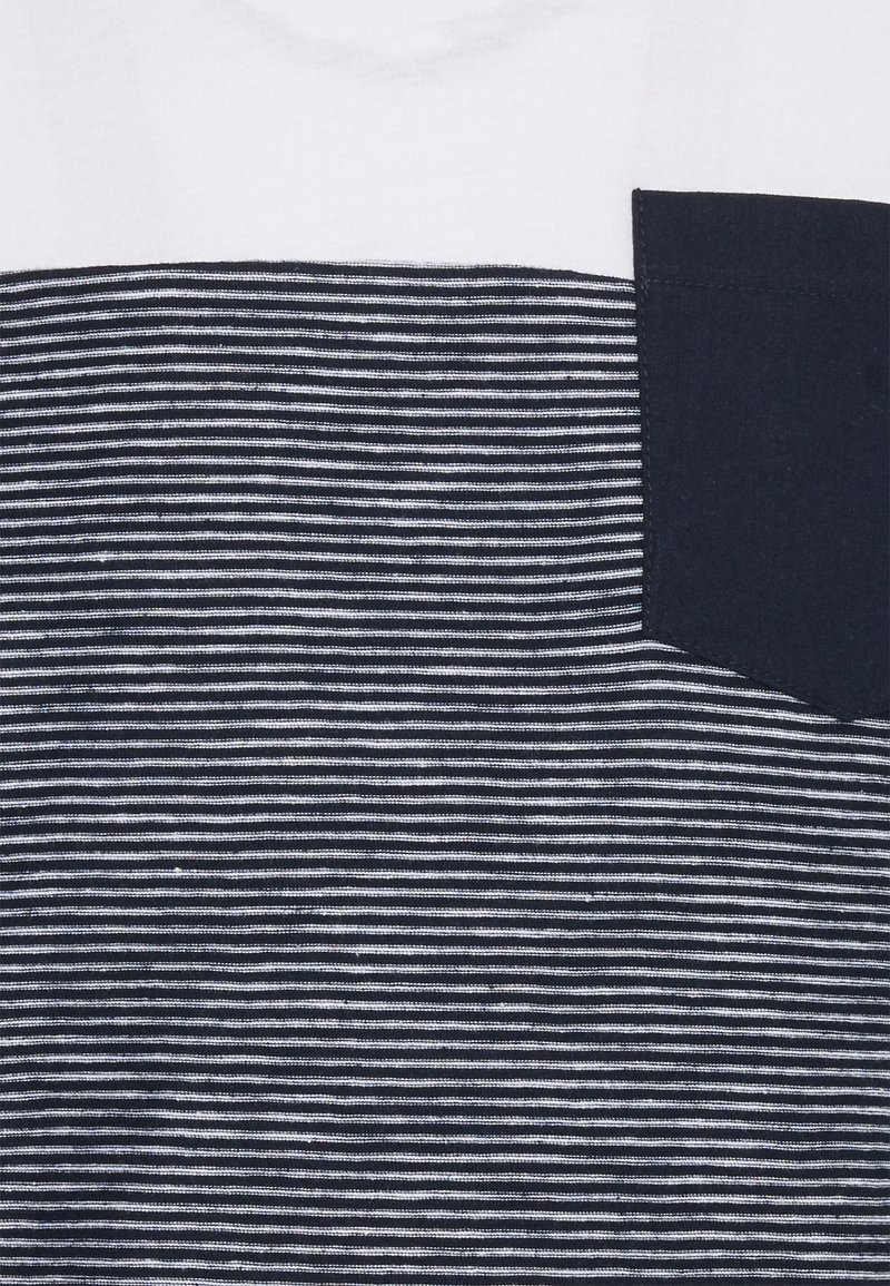 Herren T-Shirts basic | TOM TAILOR STRIPED WITH CUTLINE T-Shirt print white/weiß - VU54752 Herren T-Shirts basic | TOM TAILOR STRIPED WITH CUTLINE T-Shirt print white/weiß - VU54752