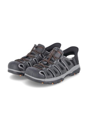 Zapatos de agua negros con paneles de malla, acentos naranjas, una puntera de goma y cordones elásticos. Diseñados para la comodidad y la transpirabilidad.