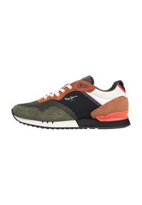 Herrskor i en kombination av olivgrön, brun, svart och vita material. Har en texturerad mockatopp och livfulla orange detaljer.