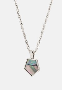 Colar de corrente em prata com um pendente hexagonal, apresentando uma inlay de concha abaloniridescente e multicolorida, juntamente com acabamentos metálicos polidos.
