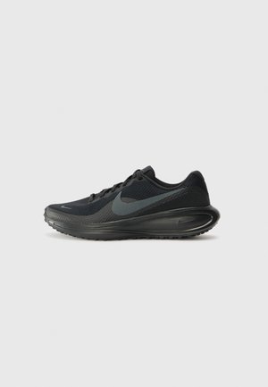 Sort Nike løbesko med mesh-overdel, snøredesign og polstret sål med synlig luft-enhed på en hvid baggrund.