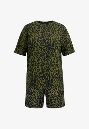 Grønt sæt med kortærmet skjorte og shorts med sort leopardprintmønster, løstsiddende pasform, afslappet stil, vist på hvid baggrund.