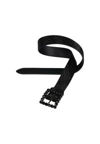 Cinturón negro con un diseño perforado, que presenta una hebilla cuadrada adornada con tachuelas redondas y un extremo de cuero suave.