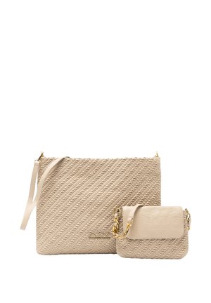Set di borse beige con texture, composto da una grande tote con motivi diagonali e una borsa a tracolla più piccola con dettaglio di catena dorata.