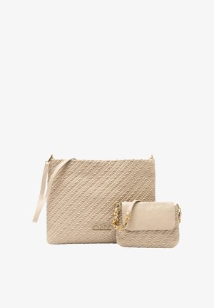 Beige handtas set met textuur, bestaande uit een grote tote met diagonale patronen en een kleinere crossbodytas met een gouden kettingaccent.