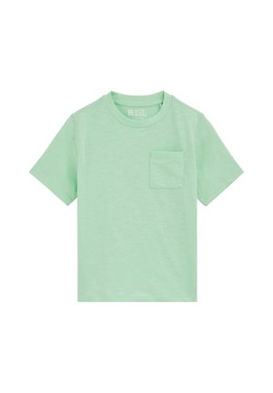 Tricou verde deschis, cu mâneci scurte și guler rotund, cu un mic buzunar pe piept în partea stângă, prezentat întins pe un fundal alb.