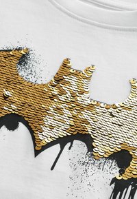Next LICENSED FLIP SEQUIN BATMAN REGULAR FIT - Camiseta estampada - white