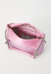 Sac à main rose en satin avec des accents en mesh, doté de détails en chaîne argentée et d'une fermeture éclair. L'intérieur présente le logo de la marque et une poche supplémentaire.