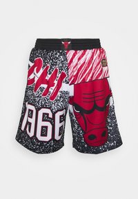 Mustat, punaiset ja valkoiset koripalloshortsit, joissa on Chicago Bulls -logo, numerot "1966" ja graafisia kuvioita edessä.