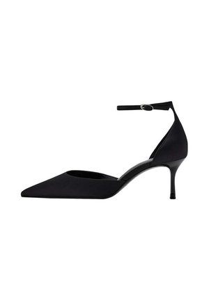 Zapato de tacón alto negro con punta puntiaguda, banda fina en el tobillo y tacón de aguja delgado sobre fondo blanco.