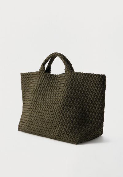 Σκούρα πράσινη υφαντή τσάντα tote με κοντά χερούλια, ορθογώνια βάση και δομημένες πλευρές, εμφανίζεται σε λευκό φόντο.