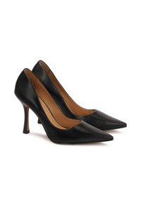 Črne usnjene salonarje s peto in ostrim nosom, ki imajo gladko teksturo in eleganten silhuet.