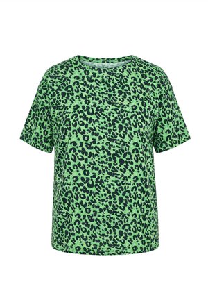 Zielona koszulka z krótkim rękawem w czarny wzór w panterkę, z okrągłym dekoltem i luźnym krojem na białym tle.