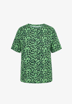 Groen T-shirt met korte mouwen, zwart luipaardprintpatroon, ronde hals en een losse pasvorm tegen een witte achtergrond.