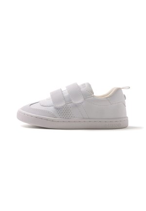 Sneaker bianco basso con due cinturini in velcro, dettaglio laterale traforato, collo imbottito e linguetta sul tallone, mostrato di profilo.