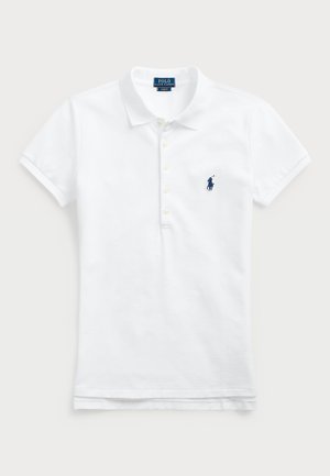 Balta kokvilnas polo krekls ar klasisku apkakli, īsām piedurknēm un tumši zilā krāsā izšūtu logotipu kreisajā krūtī. Ar piecu pogu aizdari.
