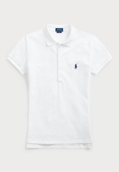 Balta kokvilnas polo krekls ar klasisku apkakli, īsām piedurknēm un tumši zilā krāsā izšūtu logotipu kreisajā krūtī. Ar piecu pogu aizdari.