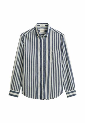 Chemise à manches longues pour hommes avec rayures verticales bleu marine et blanches et une poche poitrine sur fond blanc.
