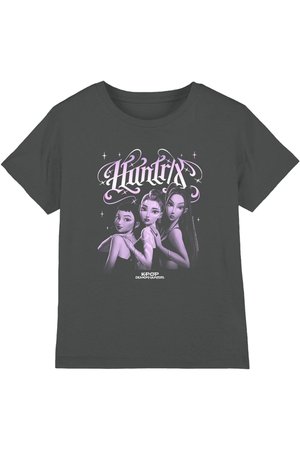 Drei stilisierte weibliche Charaktere in Violetttönen mit dem Text "Huntrix" darüber und "Kpop Demon Hunters" darunter auf einem dunkelgrauen T-Shirt.