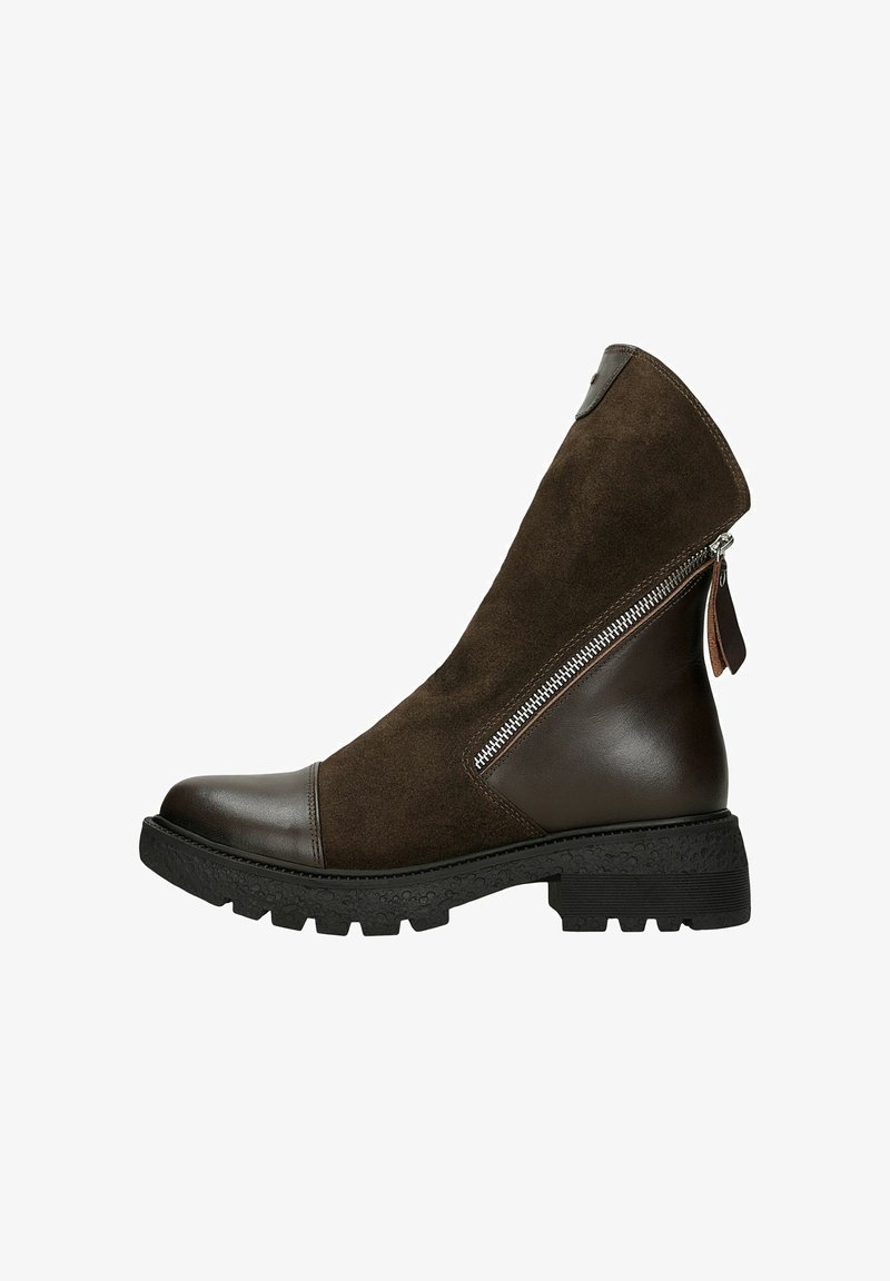 Hnědé kotníkové boty ze směsi semiše a kůže, s kulatou špičkou, texturovanou podrážkou a bočním zipem pro snadné obouvání.